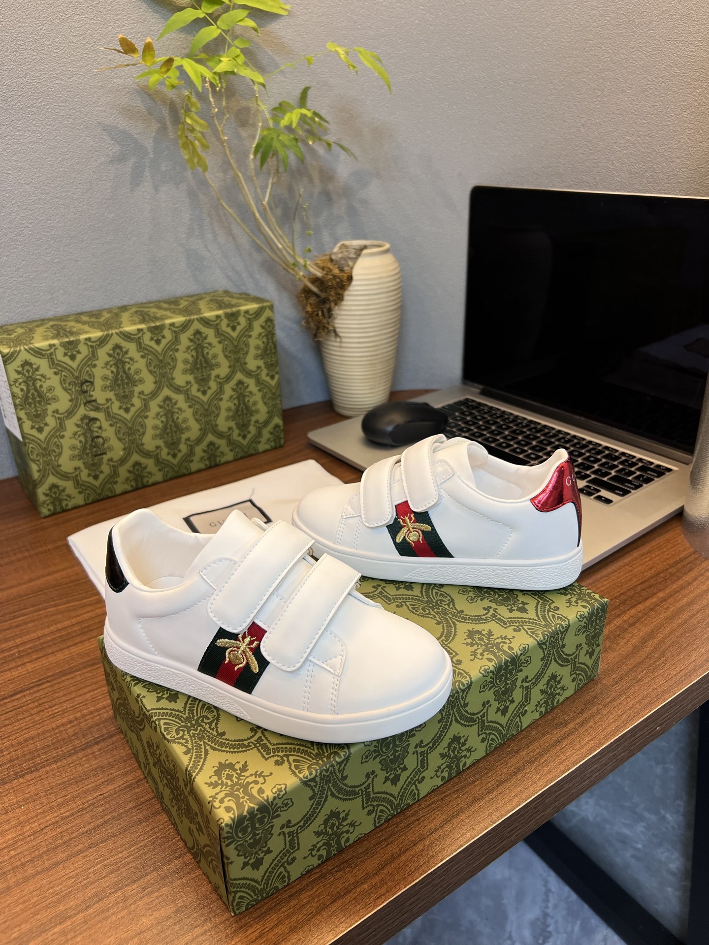 Children's shoes child